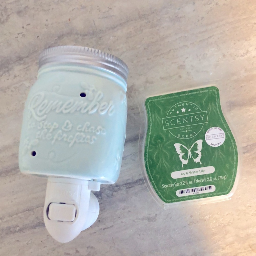 SCENTSY Chasing Fireflies Wall Plug in Mini wax warmer with bonus wax bar.